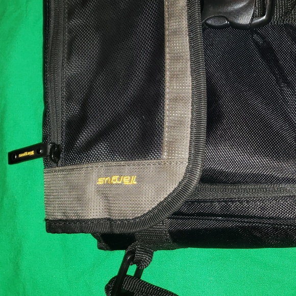 Targus TSM148-50 City Gear Mini Messenger Shoulder Bag Tablet Notebook Case - Picture 2 of 5